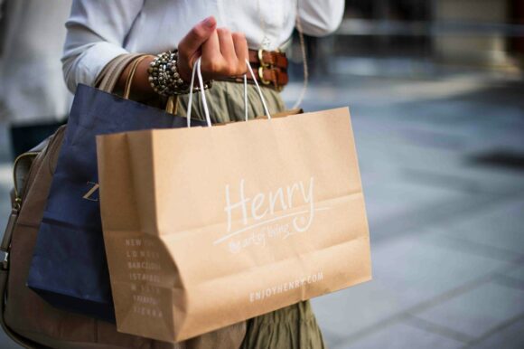Jacek Dylag / Unsplash Paper shopping bag
